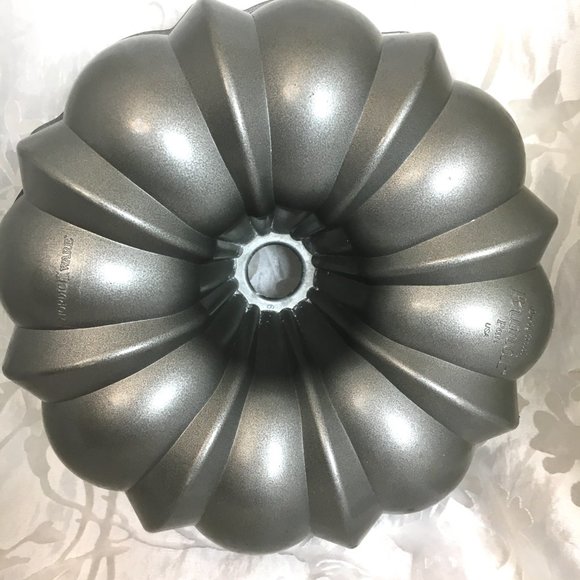 NORDIC WARE Fluted Tube Bundt Cake Pan Bakeware EUC - Picture 3 of 10
